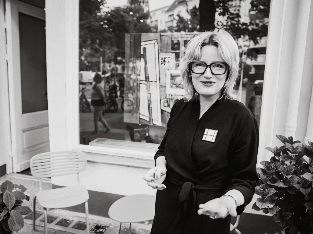 Petra J. van Laak vor ihrer Kunstgalerie in Berlin